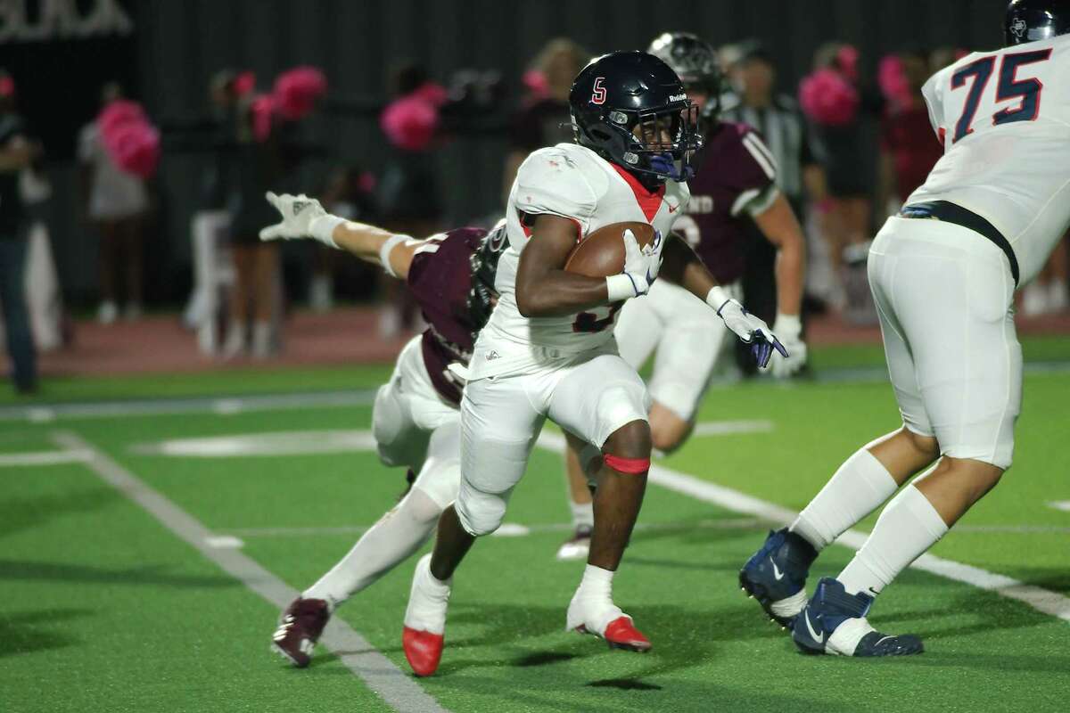 Dawson’s Bryce Burgess (5) tries to outrun Pearland’s Matthew Lumpkin (8) Friday, Oct. 14, 2022 at The Rig in Pearland.
