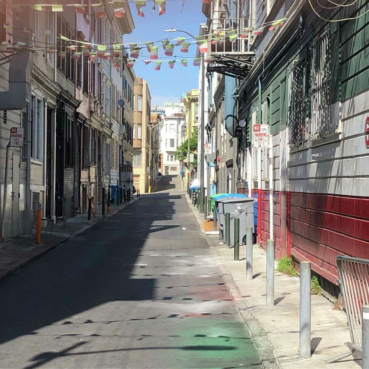 一条狭窄的小巷是北海滩的特色之一，它给这个社区带来了老旧金山的感觉。