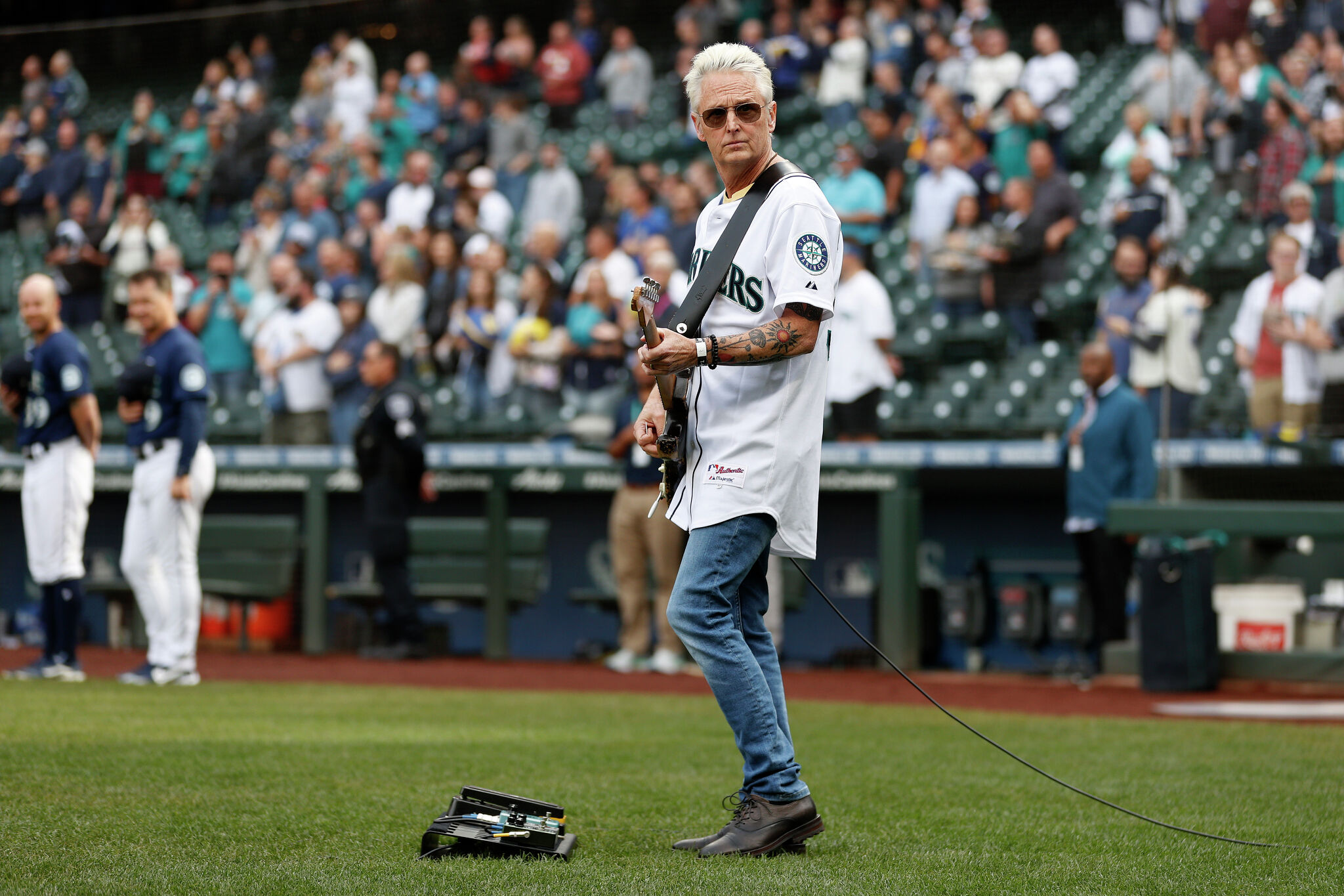 Pearl Jam kicks off ALDS Game 3 with epic National Anthem