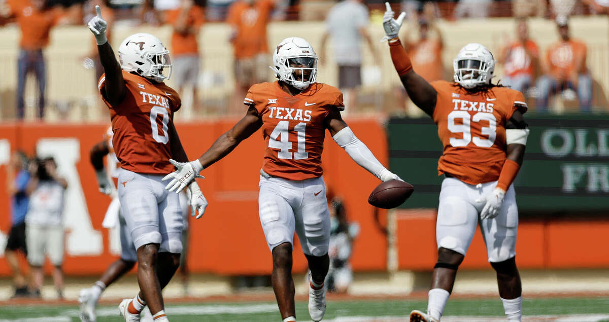 Texas Longhorns Football Team EXPLODES in the 4th Quarter, Beats The Wyoming  Cowboys 31-10