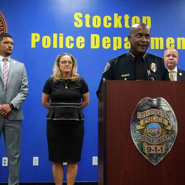 2022年10月15日，斯托克顿警察局长斯坦利·麦克法登在斯托克顿警察局总部举行的新闻发布会上发表讲话，宣布逮捕犯罪嫌疑人韦斯利·布朗利(Wesley Brownlee)。麦克法登身后的照片是斯托克顿市长凯文·林肯(左)、圣华金县地方检察官托里·维伯·萨拉查和斯托克顿市经理哈里·布莱克。(Clifford Oto/The Record by美联社)