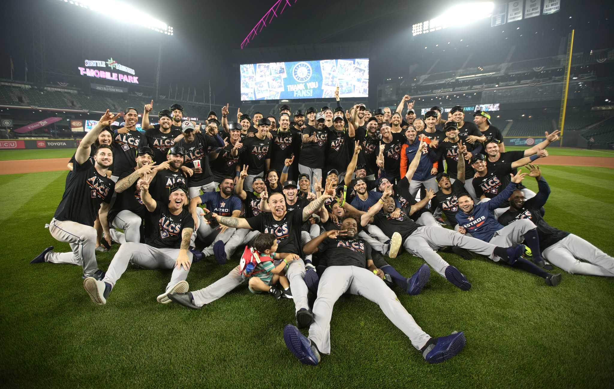 Astros 1 Mariners 0 Houston Wins Game 3 In 18 To Sweep