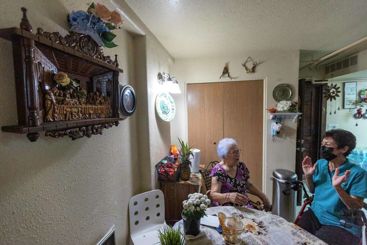 Bertha Casares, links, spricht am Donnerstag in ihrer Wohnung mit der Gesundheitshelferin Rita Pendergast während des Hausbesuchs des Promoters.  Eine neue Studie, die von der Fakultät von UT Health San Antonio durchgeführt wurde, ergab, dass ein Drittel der Patienten in der Lage war, ihren Typ-2-Diabetes zu kontrollieren, nachdem sie eine Beziehung zu den Promotoren aufgebaut hatten.