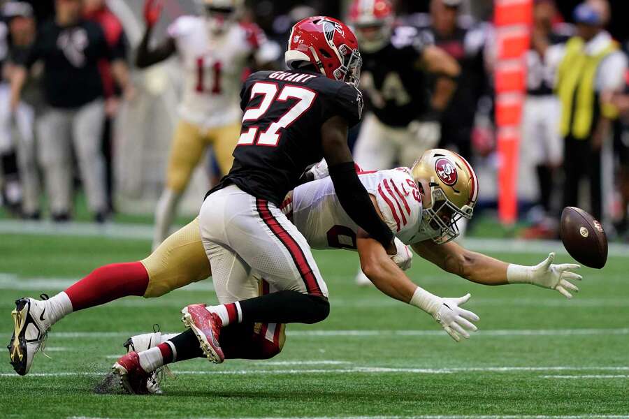 2022年10月16日，周日，在亚特兰大，旧金山49人队的边锋查理·韦尔纳(89岁)接球失误，亚特兰大猎鹰队的安全球员里奇·格兰特(27岁)在一场NFL橄榄球比赛的下半场防守。(美联社照片/ Brynn安德森)