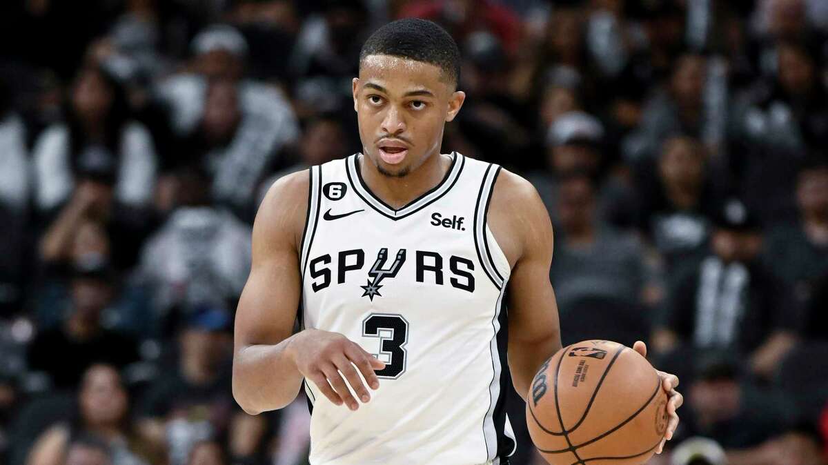 Spurs have patient plan for rookies Dominick Barlow, Jordan Hall