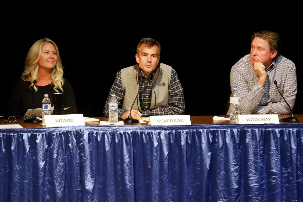 Renee Nowac, Christopher Severson和Mark Woolway出席了阿卡兰尼斯董事会的候选人论坛。