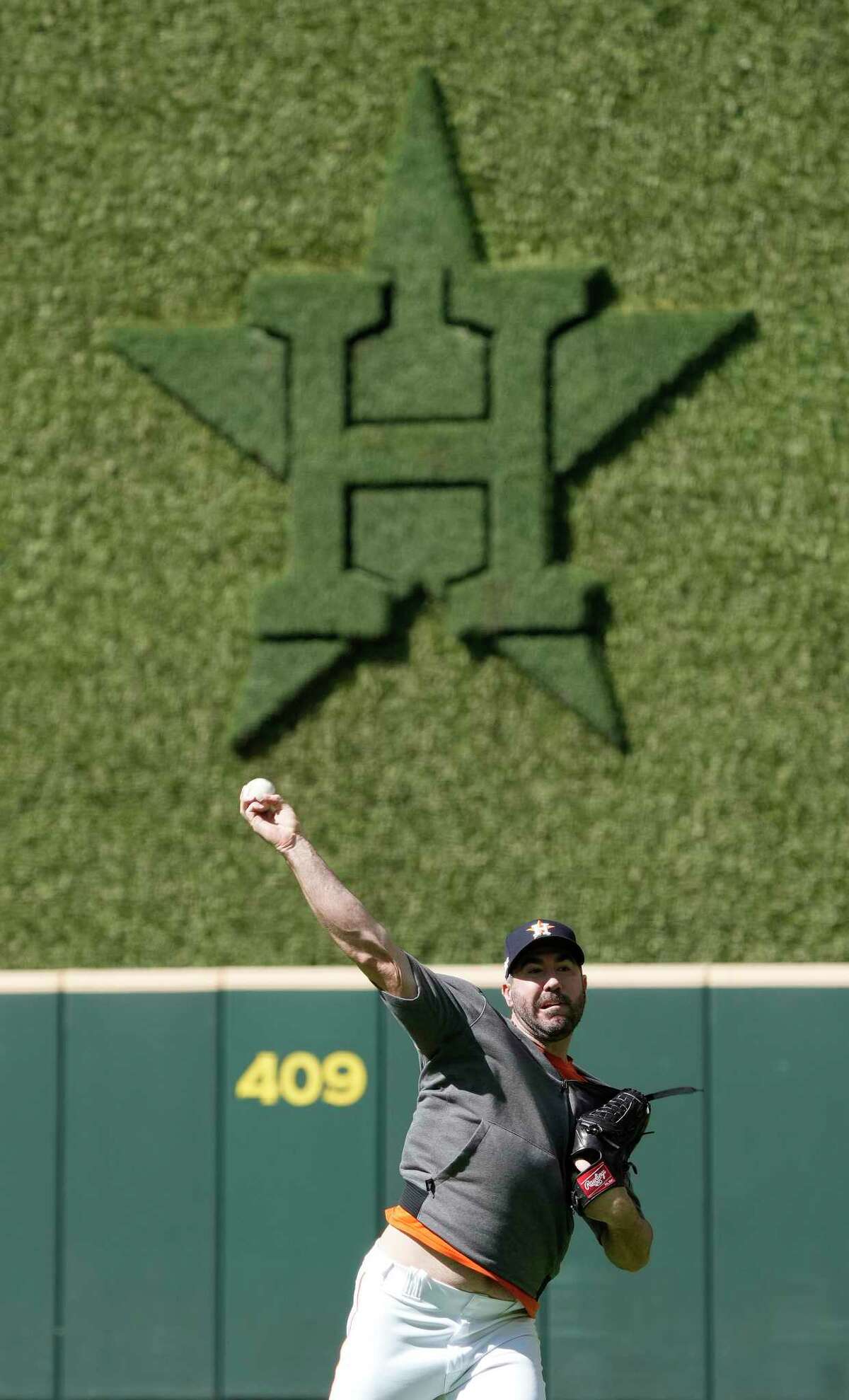 Vintage Verlander silences Mariners as Astros win 5-1 to open key series in  playoff race - The Columbian