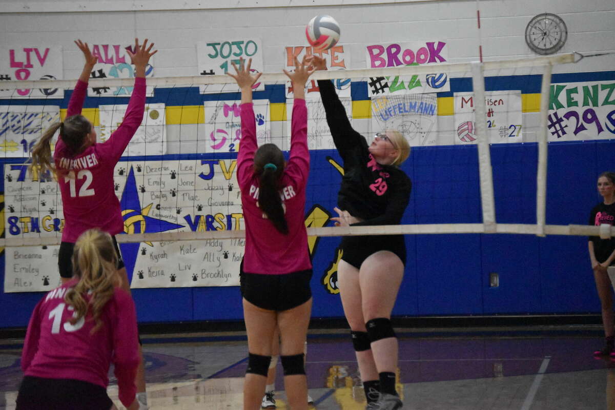 Evart volleyball fell Tuesday to Pine River 3-0.