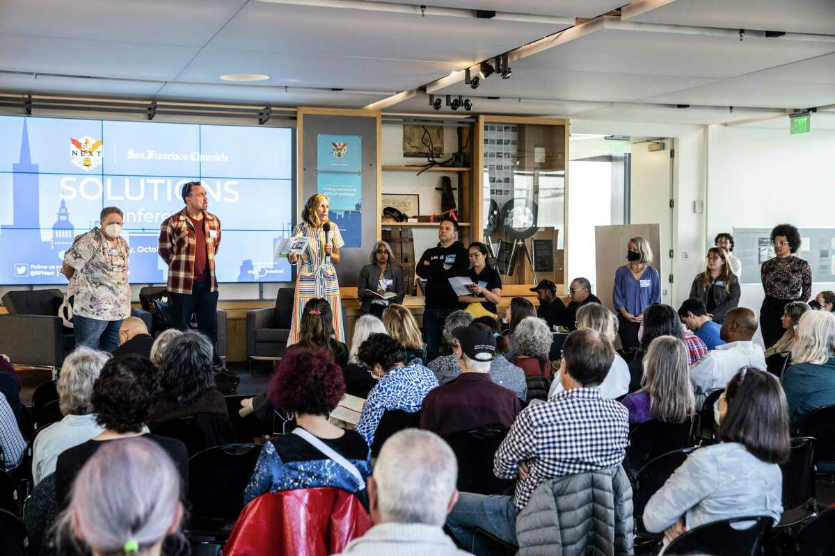 2022年10月18日星期二，在加利福尼亚州旧金山探索博物馆举行的SFNext解决方案会议上，与会者在台上发言。