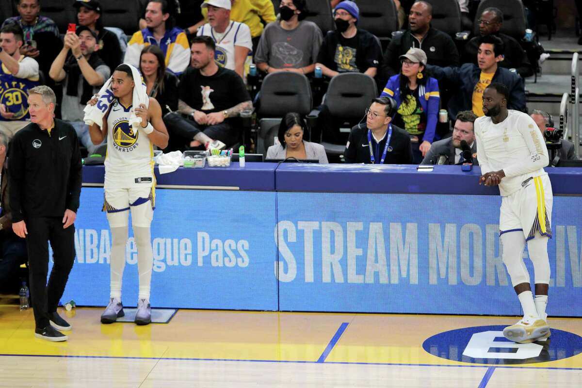 Warriors coach Steve Kerr stands next to Jordan Poole as he and Draymond Green (right) wait to sub in in the second half against the Lakers on Tuesday.