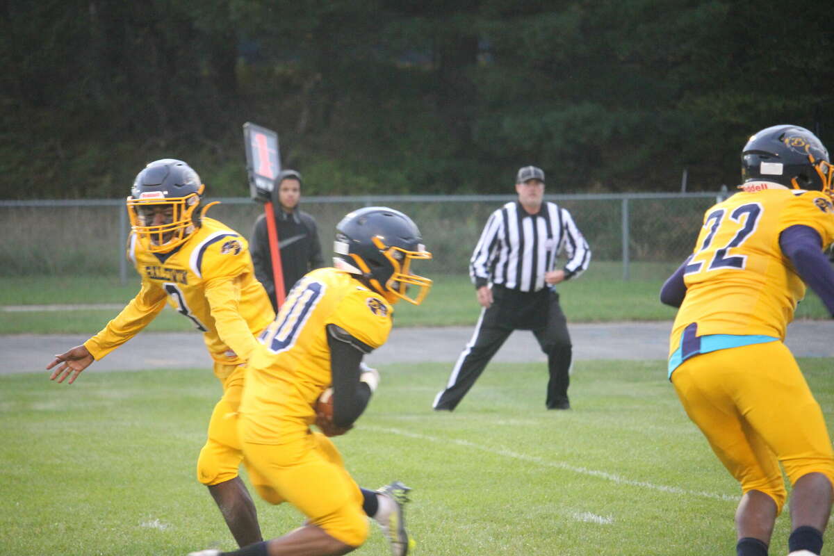 Baldwin quarterback Carmelo Lindsey hands off to Jalen'e Allen while D'Andre Baldridge provides the blocking support during the regular season.