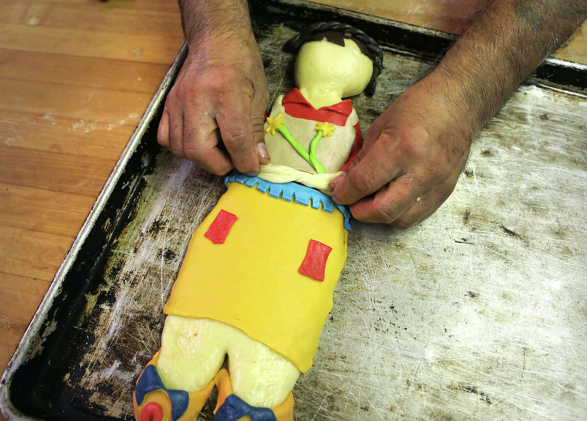 Los brazos están atados en una figura de Pan de Muerto en Panifico Bake Shop en 2015.
