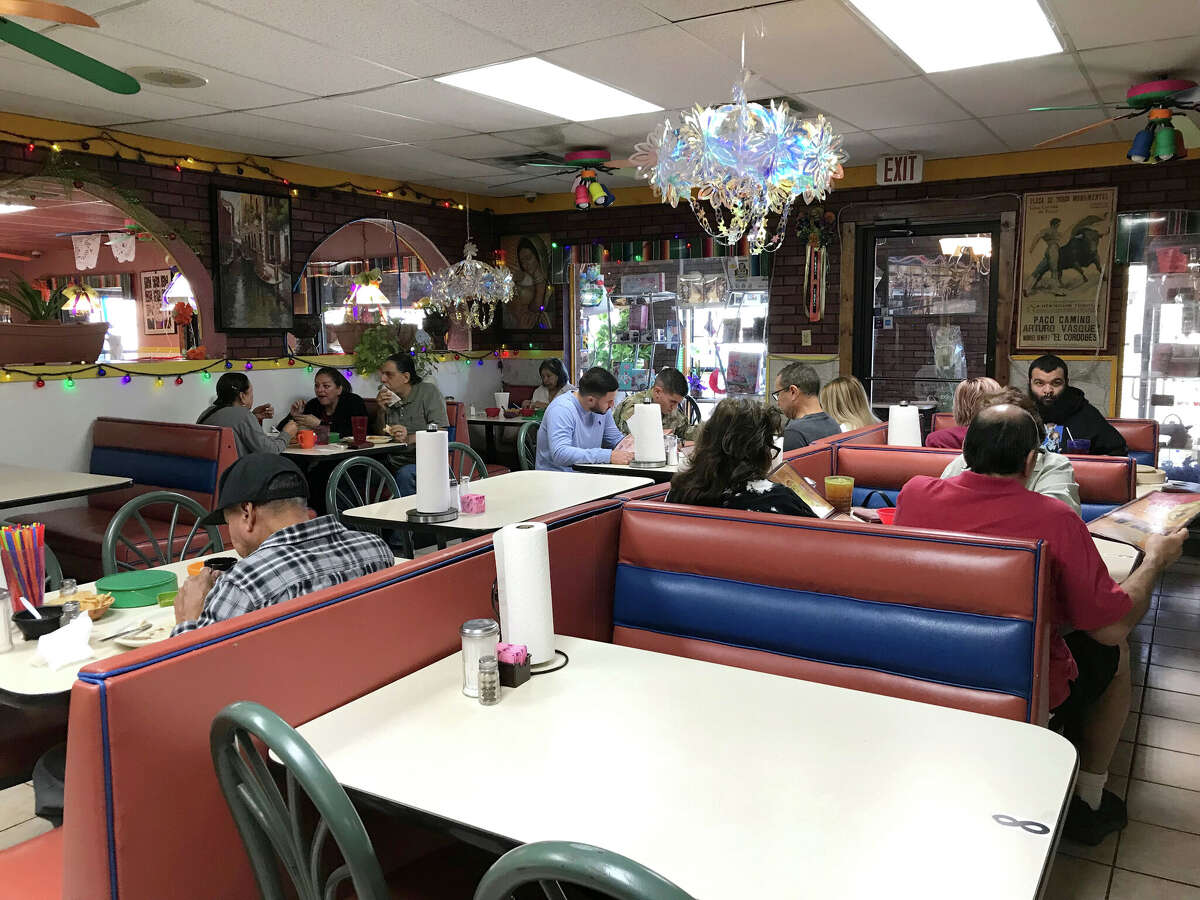 Bee's Mexican Restaurant & Bakery está ubicado en 808 Lockhill Selma Road.