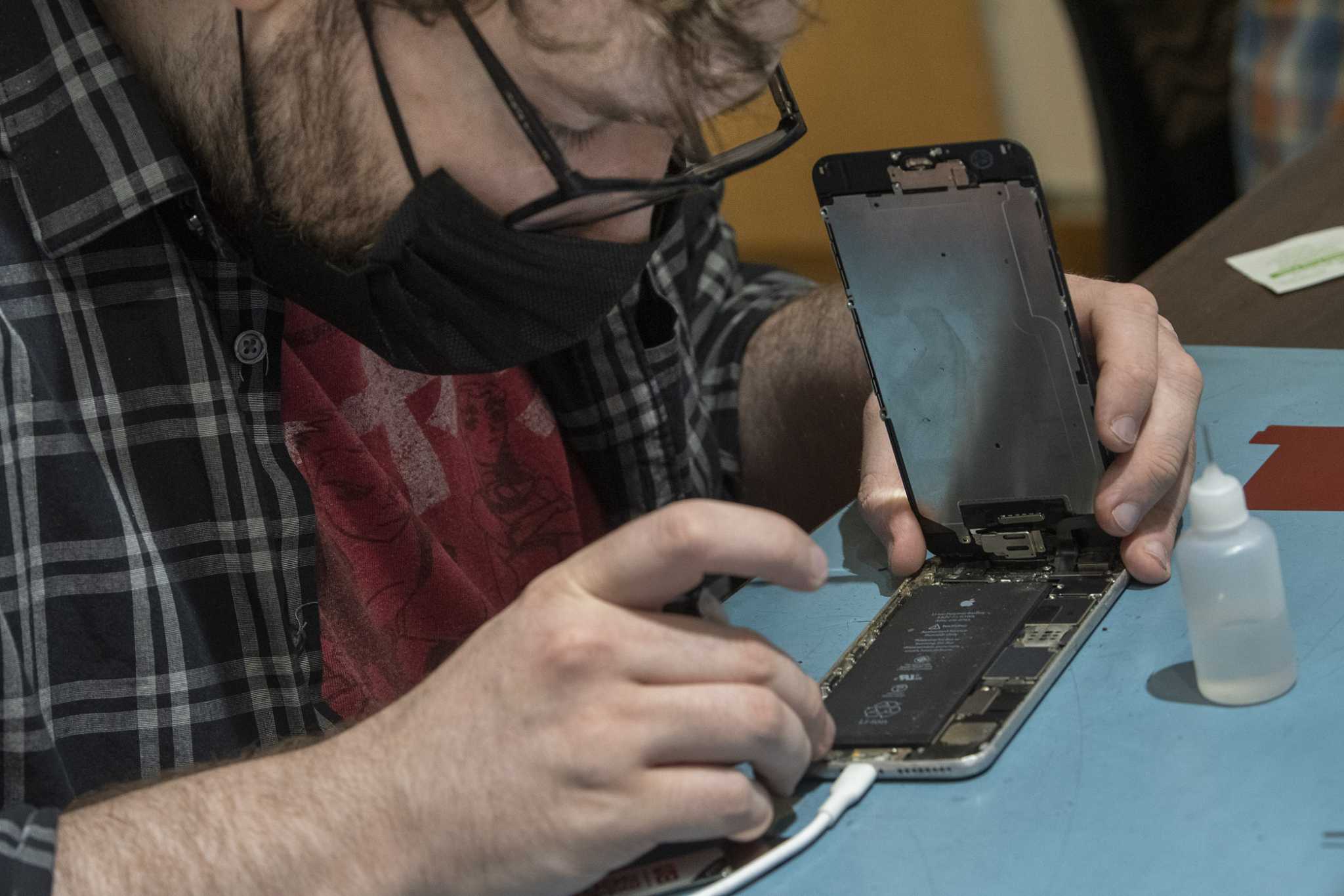 NY tech device repair bill shrank under lobbyists' influence