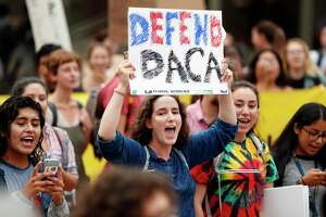 学生和教师敦促加州大学系统雇用非法移民学生