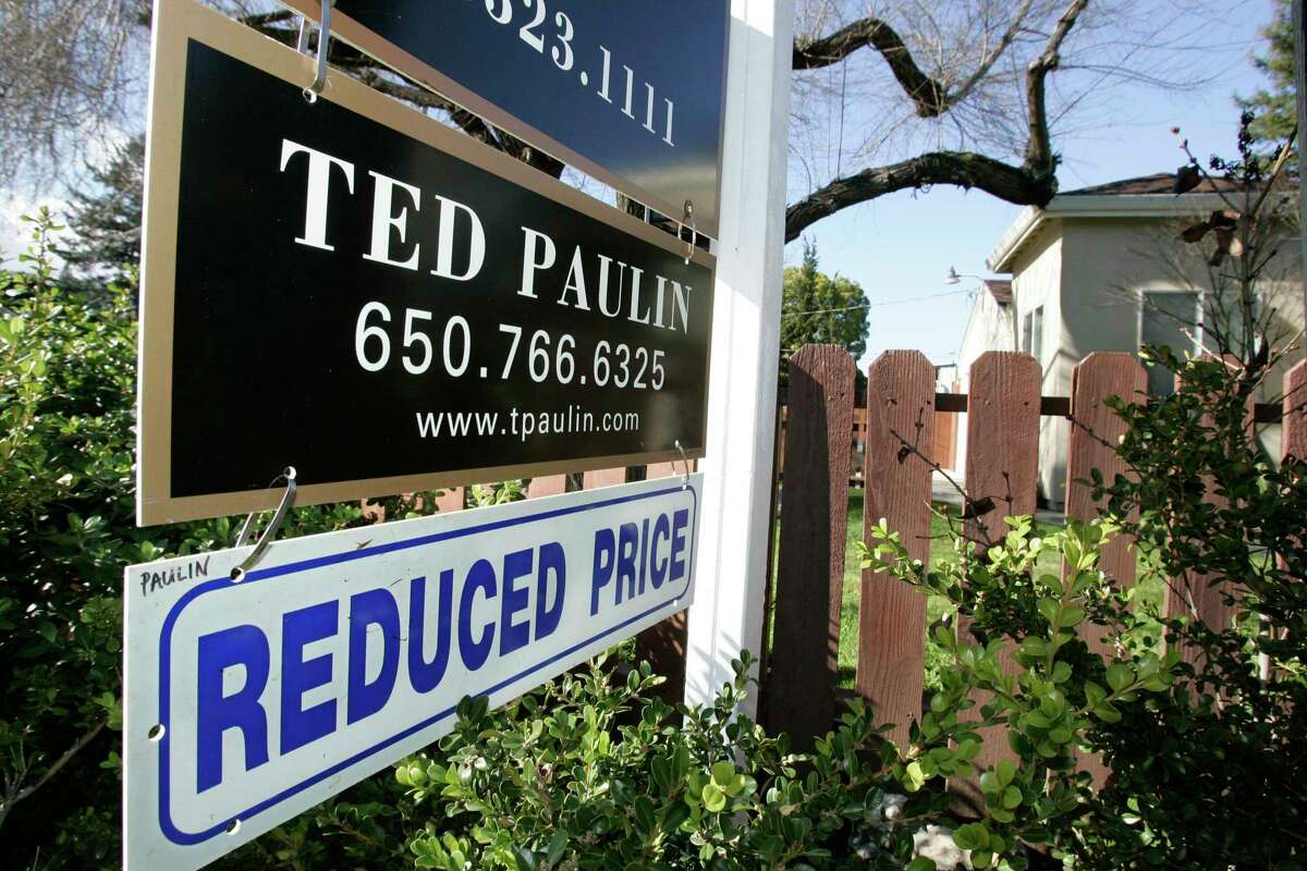 房价:旧金山湾区城市目前跌幅最大登录必赢亚洲。帕洛阿尔托一处待售房屋上的“降价”标志。