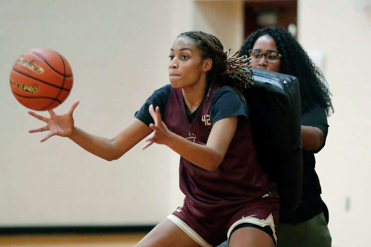 Summer Creek High School player Jorynn Ross runs drills during a practice in the girls gym at the school Wednesday, Oct. 19, 2022 in Houston, TX.