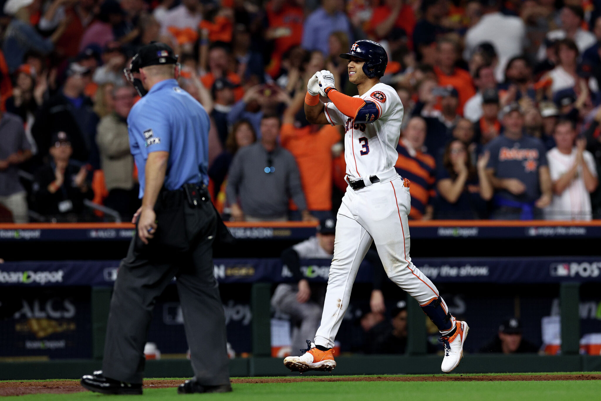 Why Astros' Jeremy Peña makes heart sign after big plays