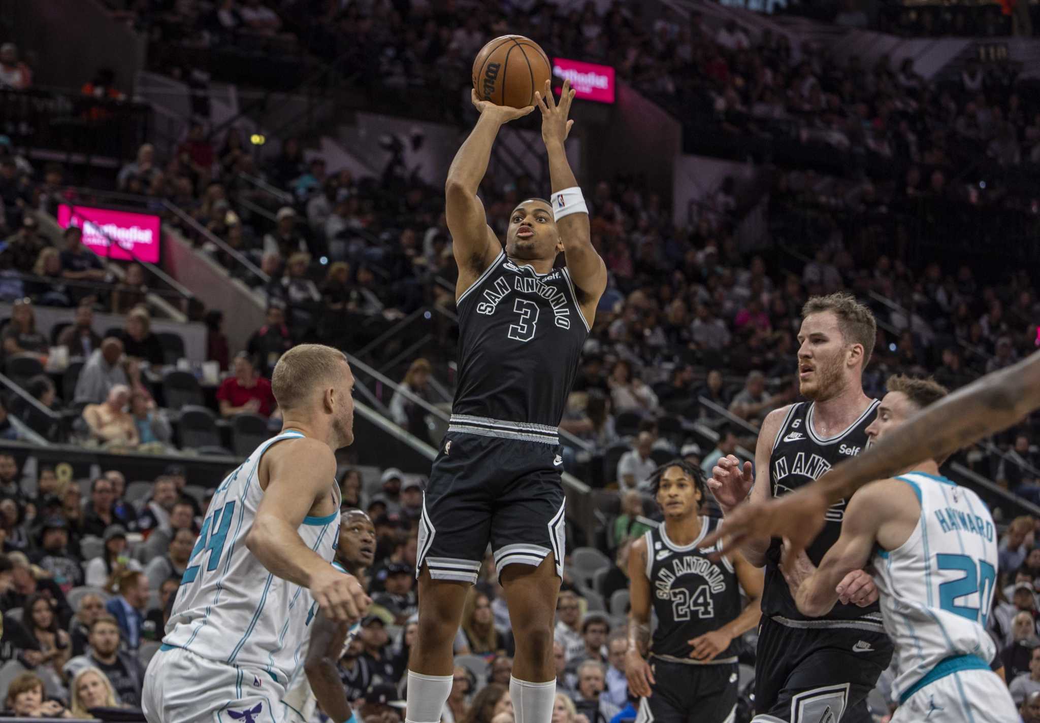 Rozier scores 24 as Hornets rout youthful Spurs, 129-102