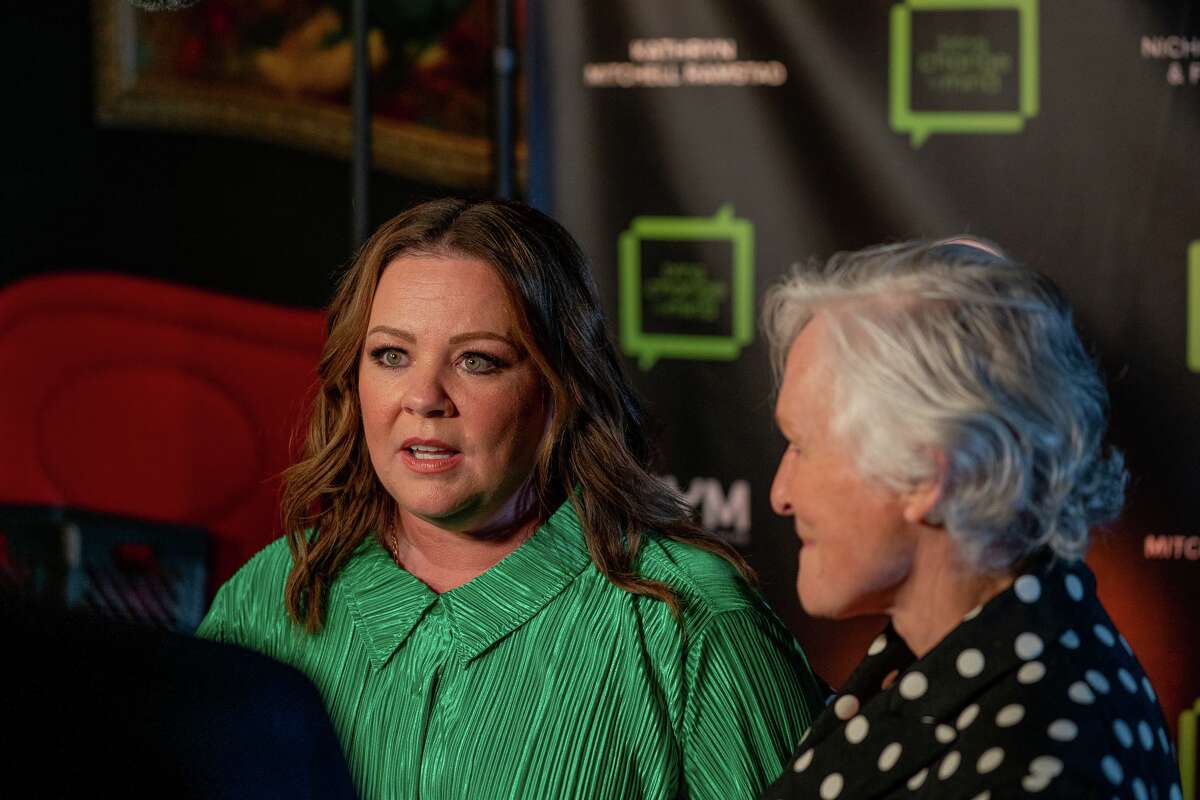 梅丽莎·麦卡锡(左)和格伦·克洛斯(右)在旧金山举行的第十届“Bring Change 2 Mind”年度狂欢和揭露活动开始前接受记者采访。梅丽莎·麦卡锡被授予罗宾·威廉姆斯笑声遗产奖。
