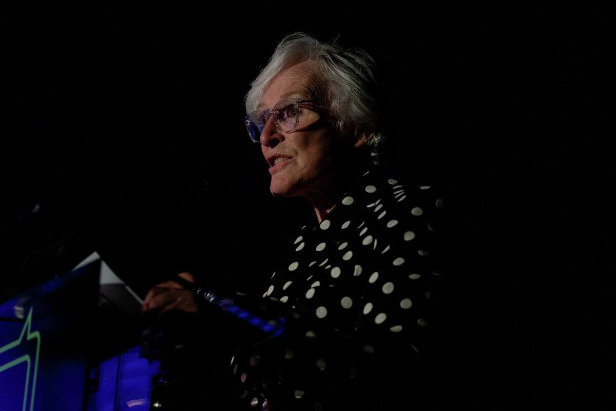 格伦·克洛斯在旧金山举行的第十届年度狂欢和启示大会上向人群发表讲话。梅丽莎·麦卡锡被授予罗宾·威廉姆斯笑声遗产奖。