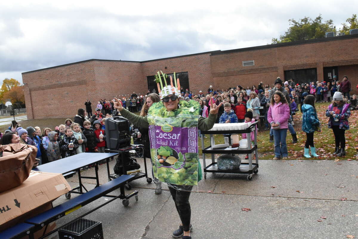 Big Rapids Riverview Elementary Turns Principal Into A Salad