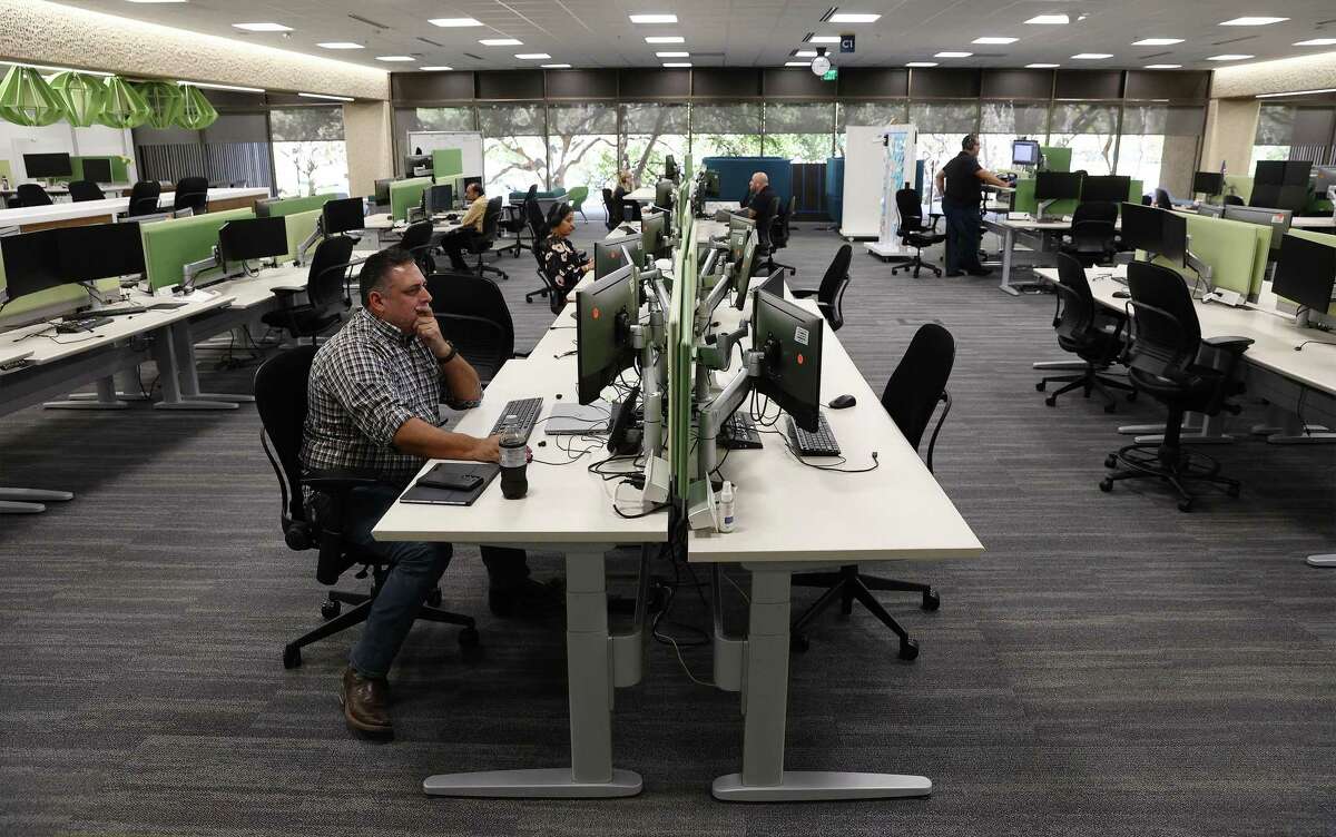 USAA, where more than half of the insurer’s employees are on hybrid or remote work schedules, use more open office workspaces than in the past.
