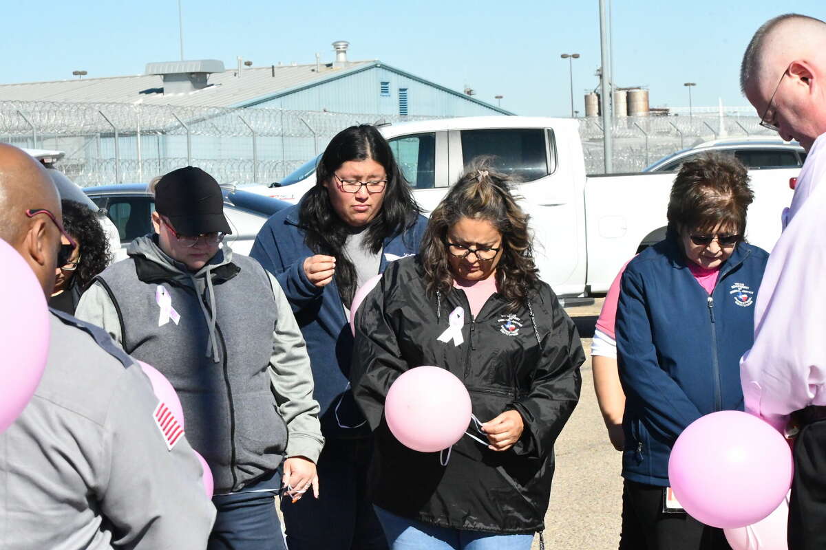 Formby Unit honors breast cancer fighters with walk and balloon release