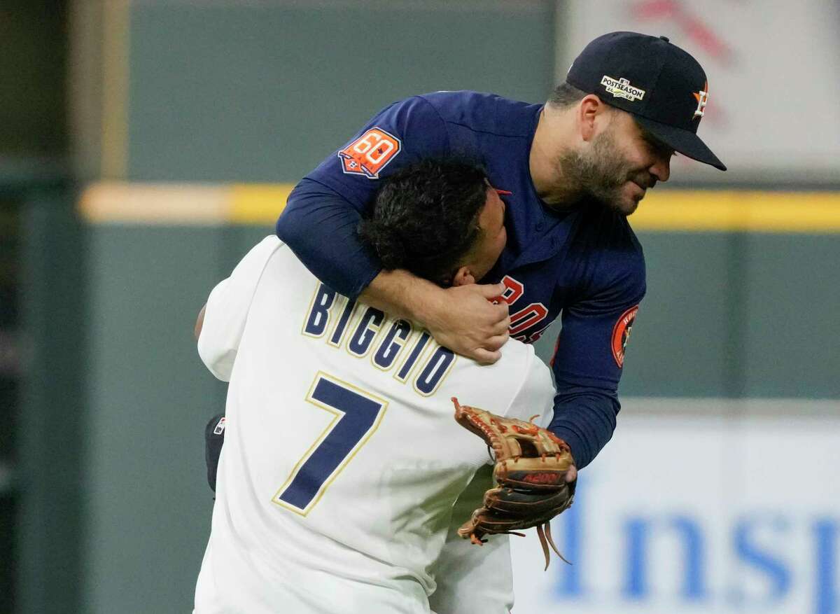 Astros fan runs on field and hugs Jose Altuve during ALCS