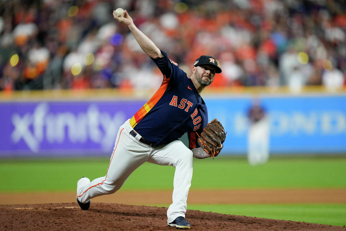 Astros reliever Ryan Pressly throws bullpen session