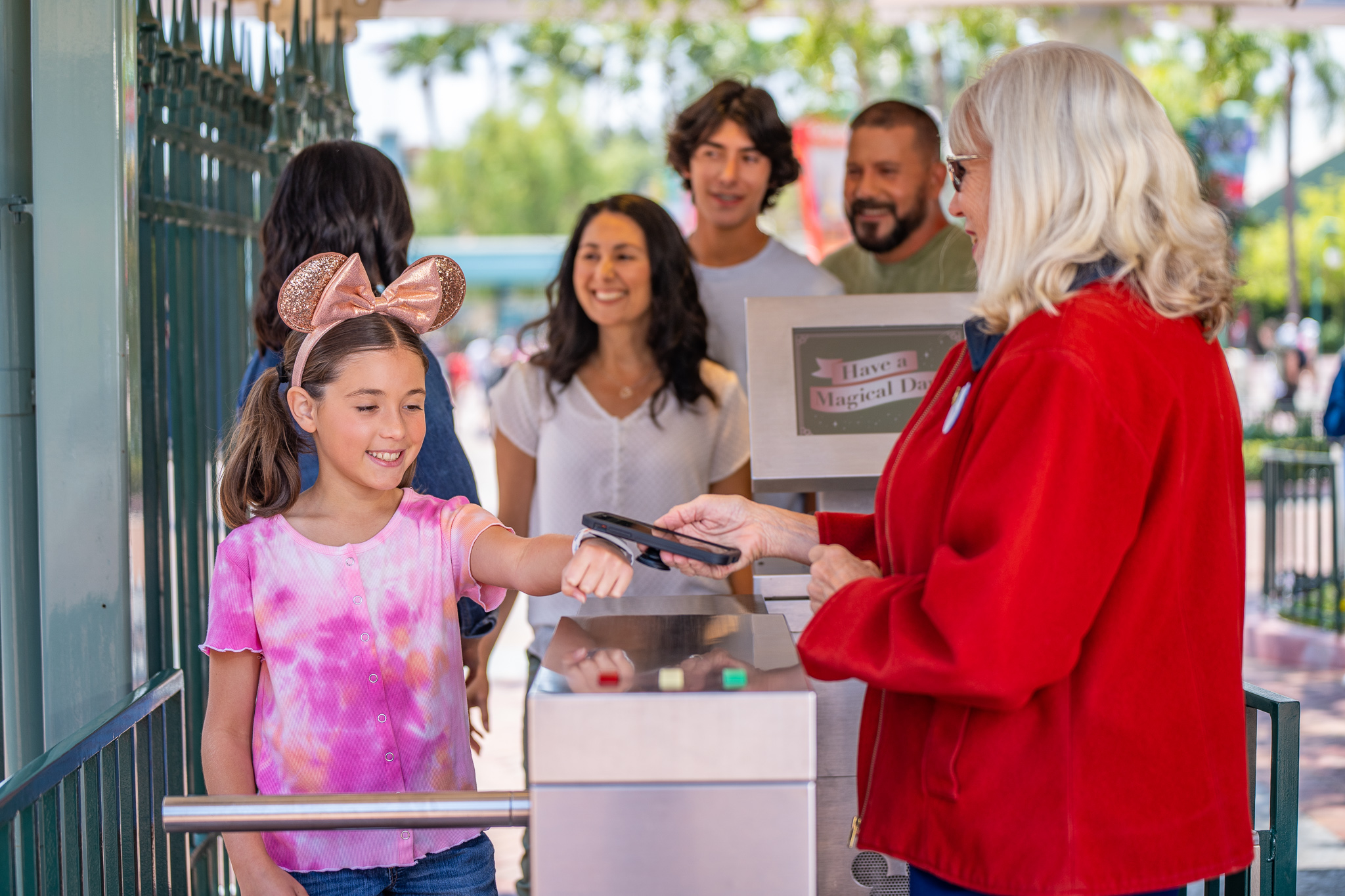 disneyland-finally-has-magicbands-but-do-you-really-need-one