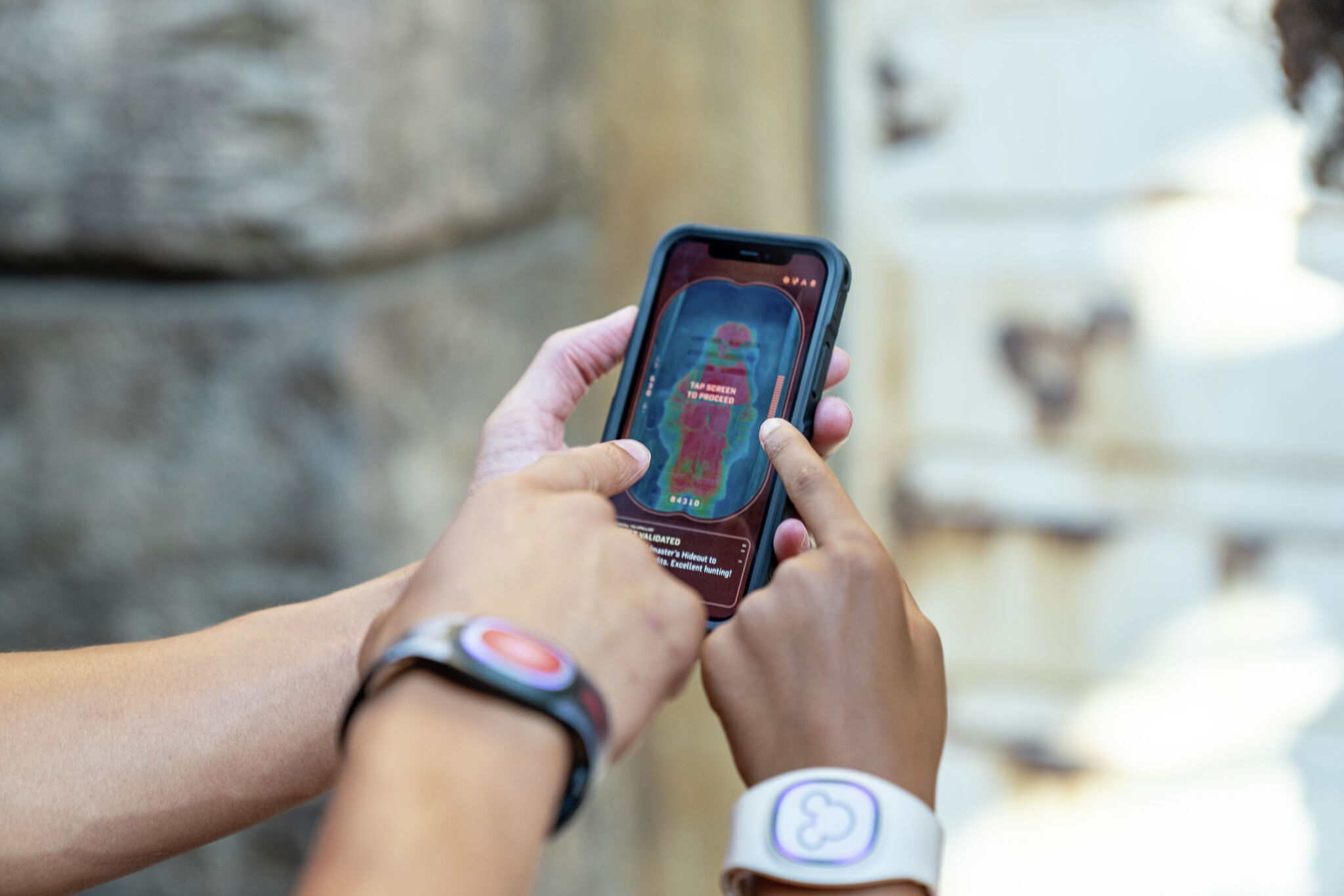 Disneyland's MagicBand Plus Wearable Arrives Oct. 26 - CNET