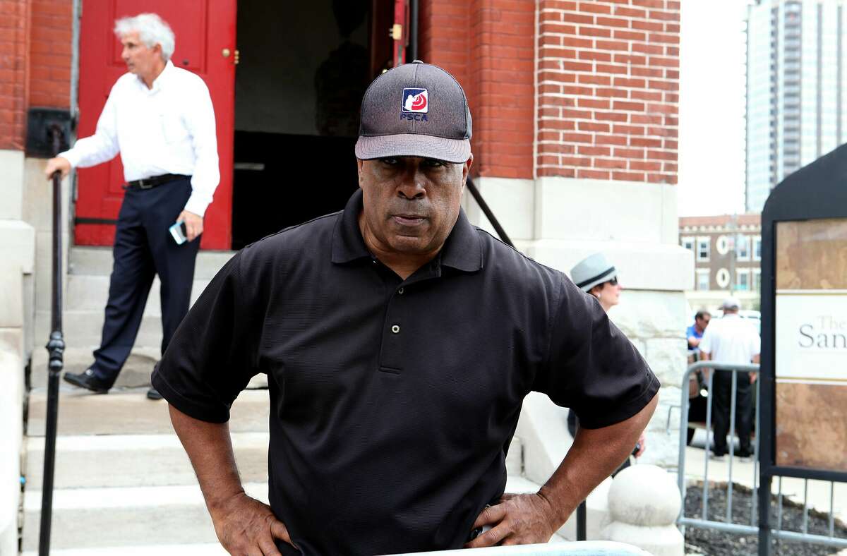 INDIANAPOLIS - 28 Mei: Mantan pembalap mobil Willy T. Ribbs berpose selama Parade Festival Indianapolis 500 di pusat kota Indianapolis, Indiana pada 28 Mei 2016. (Foto Oleh Raymond Boyd/Getty Images)