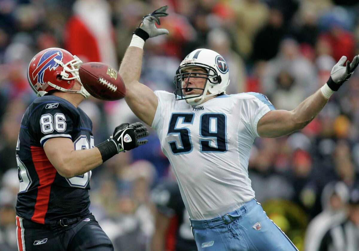 Tennessee Titans' Peter Sirmon (59) breaks up a pass intended for Buffalo Bills' Brad Cieslak (86) during the first half of an NFL football game Sunday, Dec. 24, 2006, in Orchard Park, N.Y. The pass was intercepted by Titans' Chris Hope, not pictured. The Titans won 30-29. (AP Photo/David Duprey)