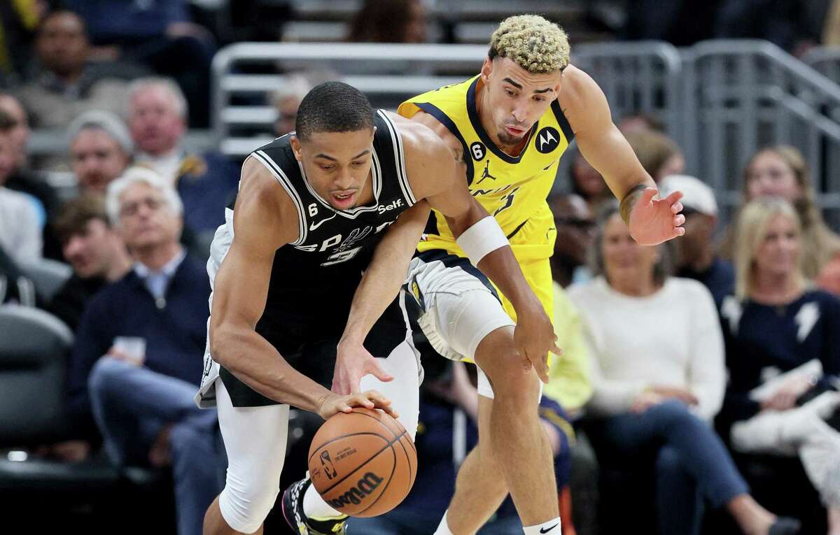 INDIANAPOLIS, INDIANA - OCTOBER 21: Keldon Johnson #3 of the San Antonio Spurs and Chris Duarte #3 of the Indiana Pacers battle for the ball during the game at Gainbridge Fieldhouse on October 21, 2022 in Indianapolis, Indiana. NOTE TO USER: User expressly acknowledges and agrees that, by downloading and/or using this photograph, User is consenting to the terms and conditions of the Getty Images License Agreement. (Photo by Andy Lyons/Getty Images)