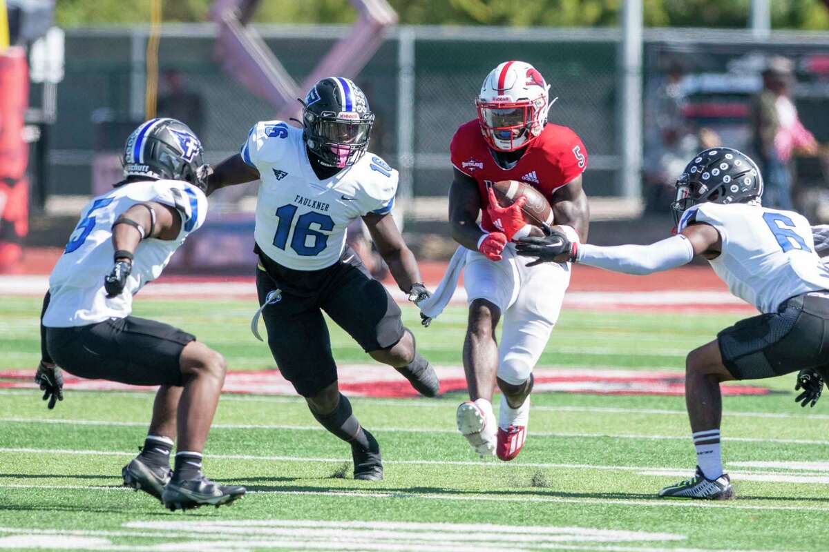 University of Incarnate running back Marcus Cooper runs past Faulkner’s Darrius Williams and John Bolton during the first half on Saturday.