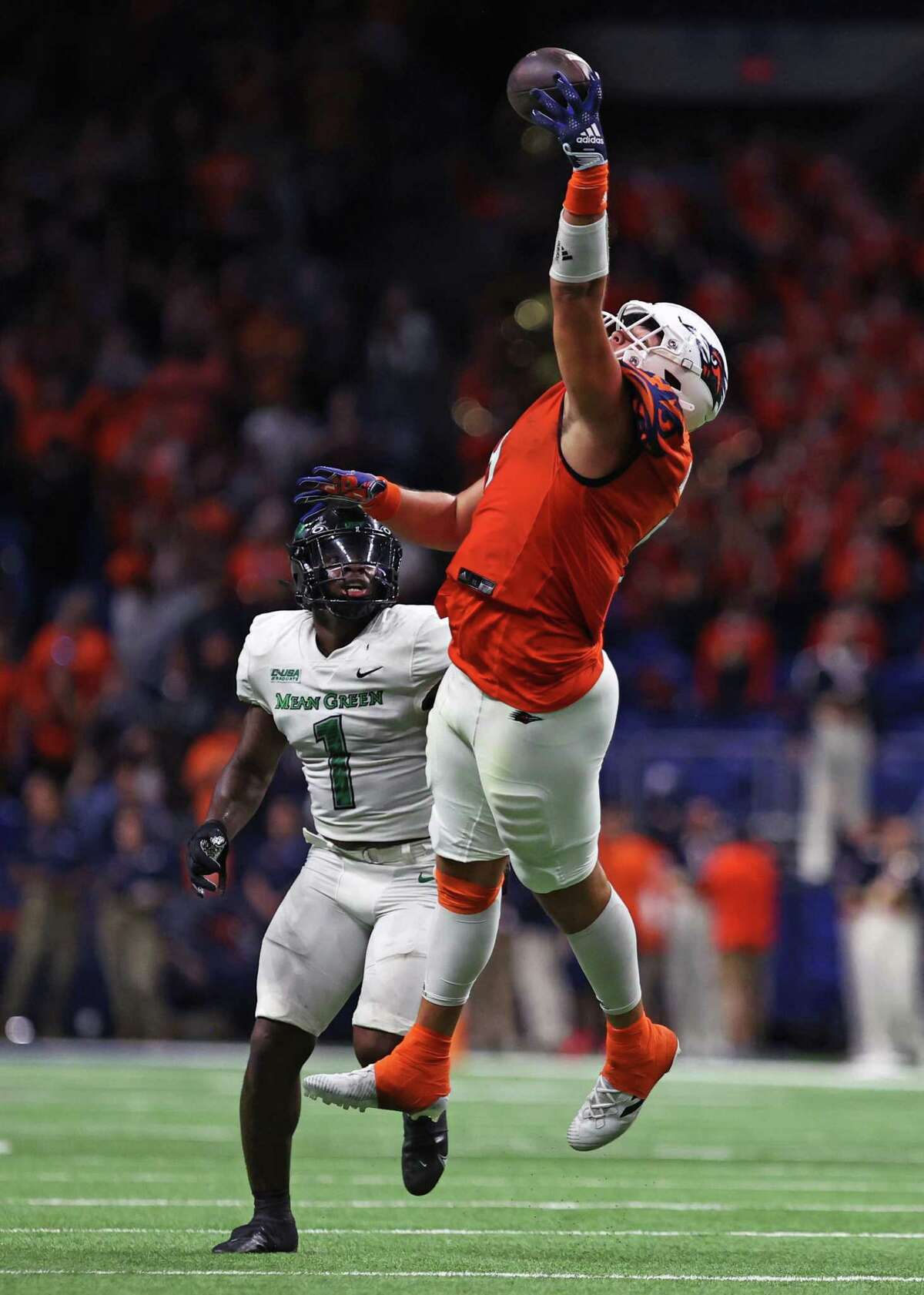 UTSA tight end Oscar Cardenas (9) makes a one handed catch during the NCAA Conference USA football game against North Texas Saturday, Oct. 22, 2022, at the Alamodome in San Antonio, Texas.
