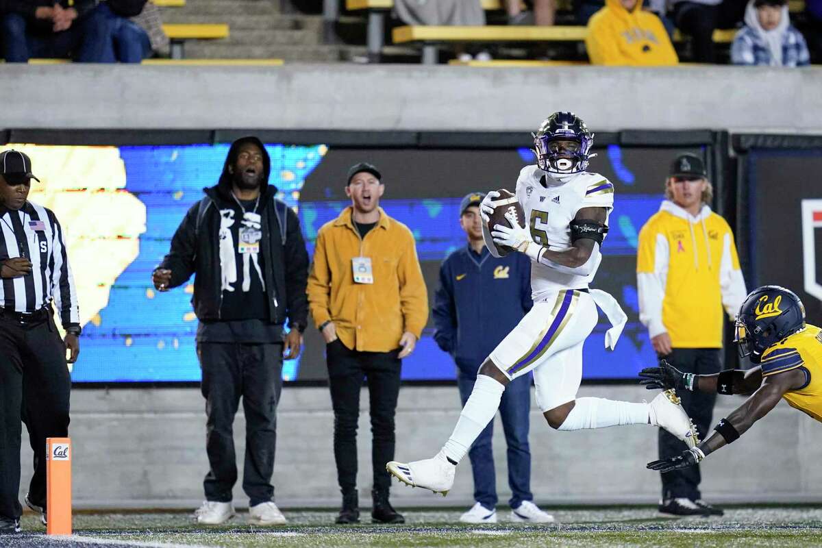Running back Richard Newton hauls in a 36-yard touchdown pass to extend the Huskies’ lead to 28-14. Cal held Washington to 14 points under its season scoring average, but it wasn’t enough.