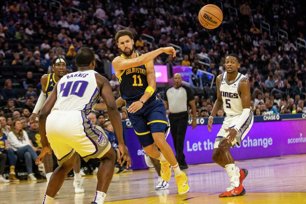 Warriors guard Klay Thompson makes a pass against the Kings on Sunday. Thompson, who is on a minutes restriction, is gradually ramping up his playing time after a slow offseason.