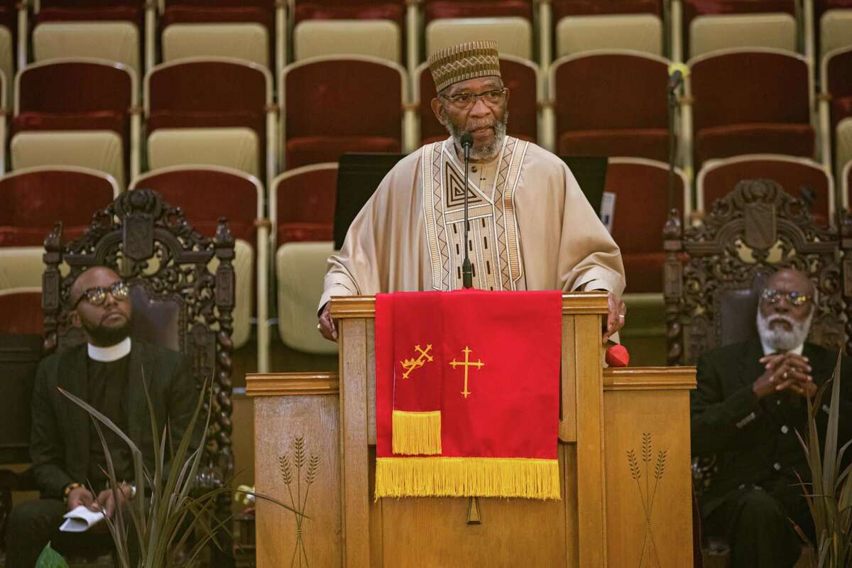 美国全国有色人种协进会旧金山分会主席阿莫斯·布朗牧师在旧金山第三浸礼会教堂领导一场集会。