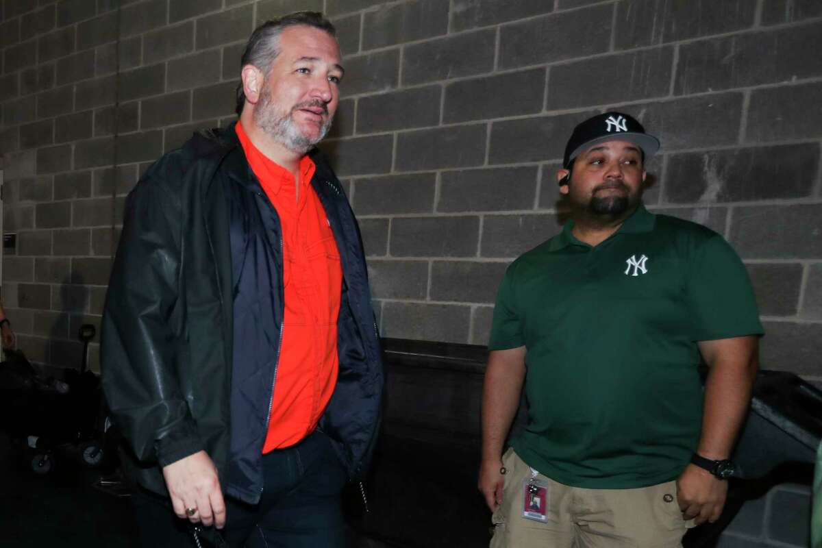 Yankees fans flip off Ted Cruz at Yankee Stadium