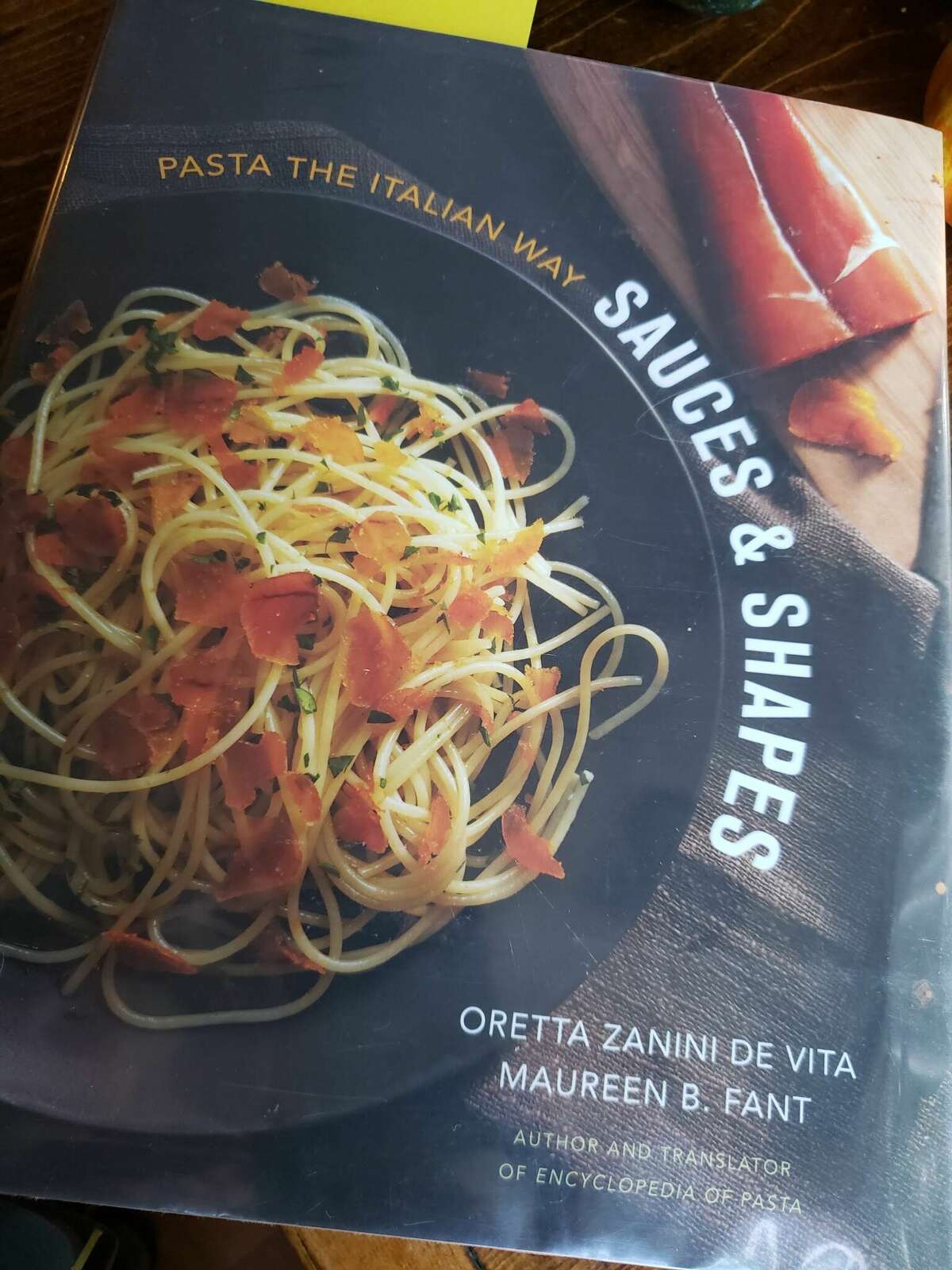 in "Pasta all'italiana – Sughi e Forme," gli autori incoraggiano a provare 