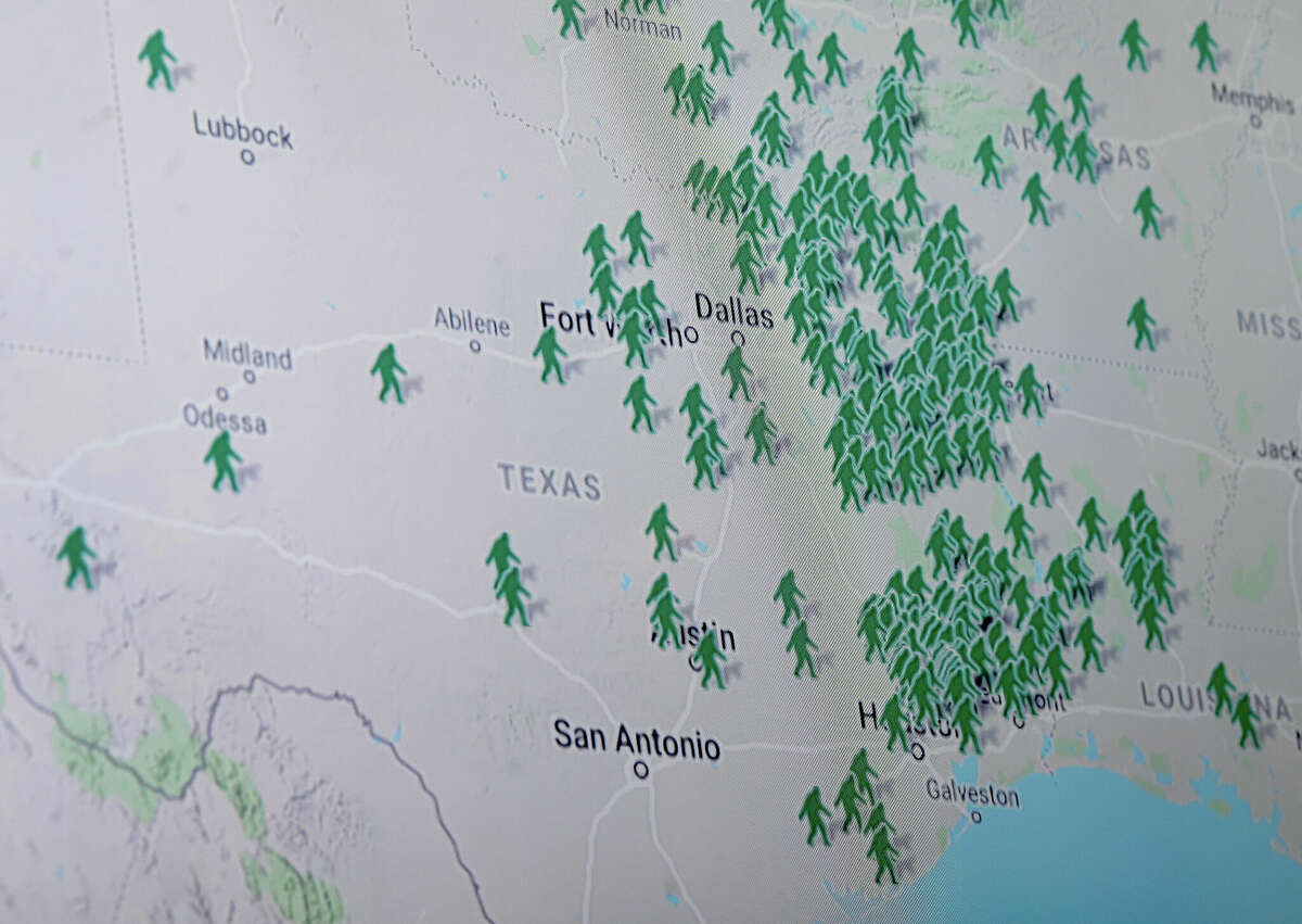 Una mappa mostra alcuni dei numerosi avvistamenti di Bigfoot registrati in Texas durante la discussione di Michael Mayes intitolata "Bigfoot in the Big Thicket" all'Ice House Museum di Silsbee Friday.  Il laureato della Nederland High è un membro della North American Wood Ape Conservancy e ha avuto più incontri durante la ricerca della leggendaria creatura Bigfoot.  Foto realizzata venerdì 21 ottobre 2022 Kim Brent/Beaumont Enterprise