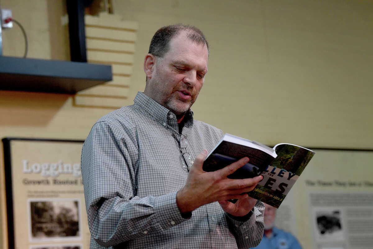 Michael Mayes offre una discussione intitolata "Bigfoot in the Big Thicket" presso l'Ice House Museum di Silsbee Friday.  Il laureato della Nederland High è un membro della North American Wood Ape Conservancy e ha avuto più incontri durante la ricerca della leggendaria creatura Bigfoot.  Foto realizzata venerdì 21 ottobre 2022 Kim Brent/Beaumont Enterprise