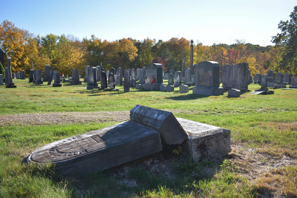 CT's Legend Of The White Lady And 'haunted' Union Cemetery