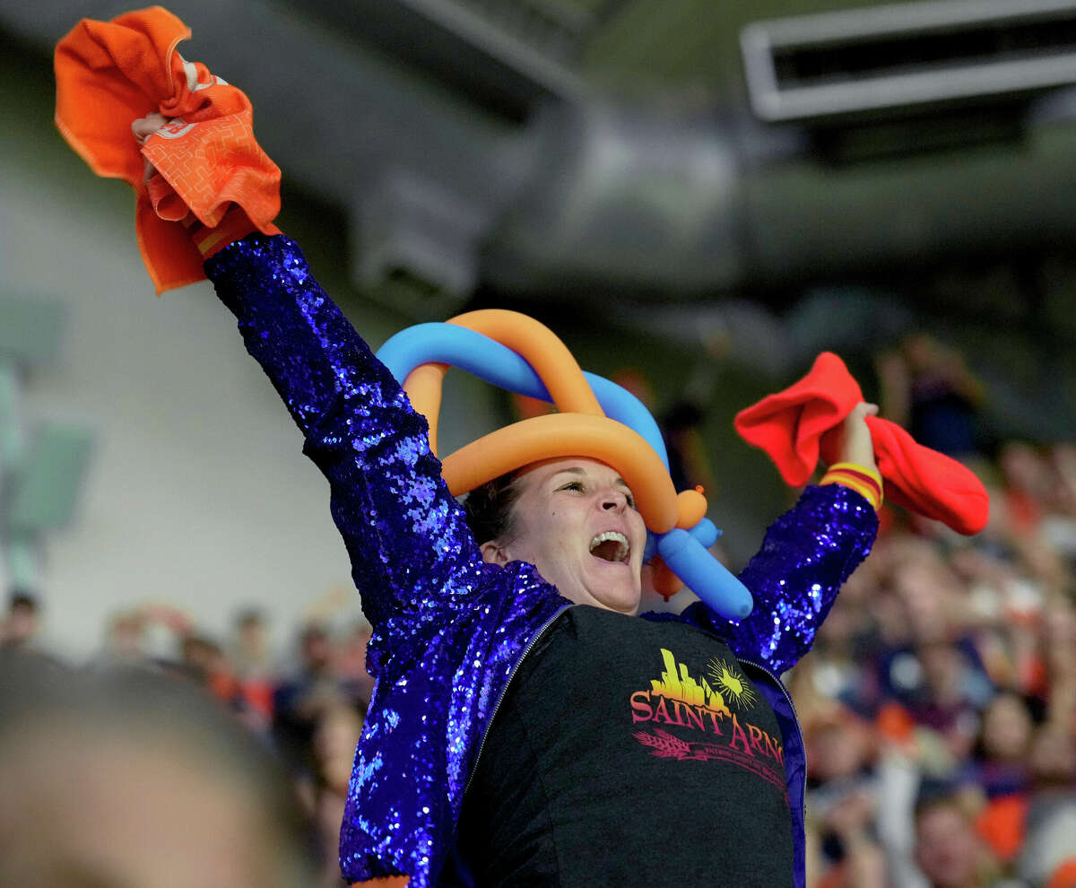 Longtime Astros fans sport vintage team gear