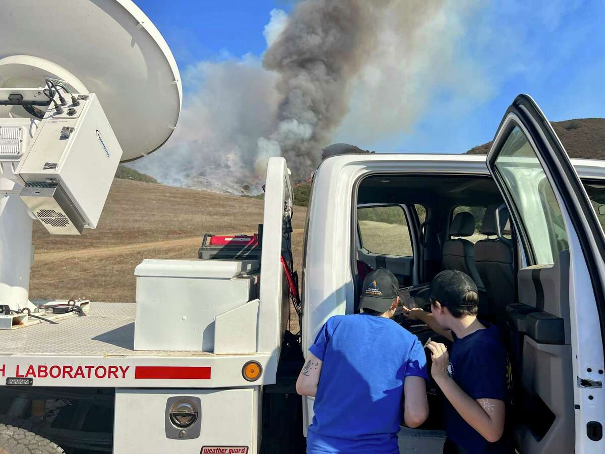 圣何塞州立大学的移动多普勒雷达扫描野火羽流，以测量加州峡谷火灾实验期间的风速和羽流动力学。