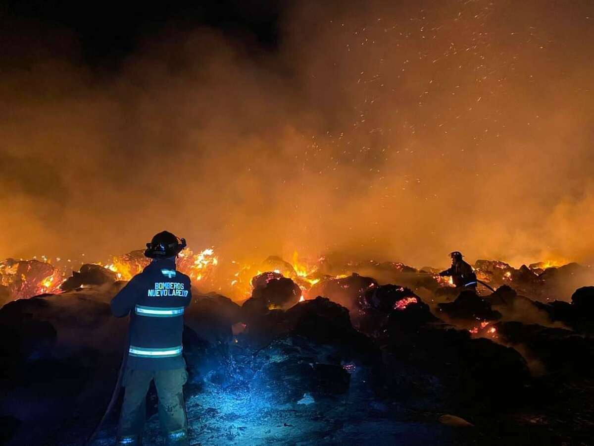 Although Nuevo Laredo firefighters responded immediately to the call and various volunteers also helped in the fire efforts and rescued any people nearby the area, the fire has continued for almost 24 hours now with still work to be done. According to the municipal government of Nuevo Laredo, the city’s firefighters battled the fire all throughout the night and helped controlled it to a certain area but it firefighters continue to still fight the fire from spreading any further. 