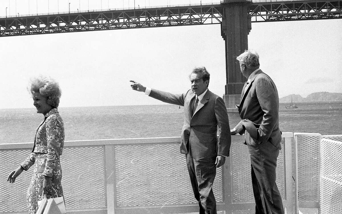 1972年9月5日:理查德·尼克松总统和他的妻子帕特在旧金山湾的一艘渡船上顶着风，在那里他正在游说建立金门国家娱乐区。