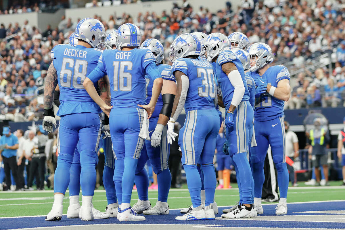ARLINGTON, TX - OCTOBER 23: The Detroit Lions huddle up during the game between the Dallas Cowboys and the Detroit Lions on October 23, 2022 at AT&T Stadium in Arlington, Texas. (Photo by Matthew Pearce/Icon Sportswire via Getty Images)